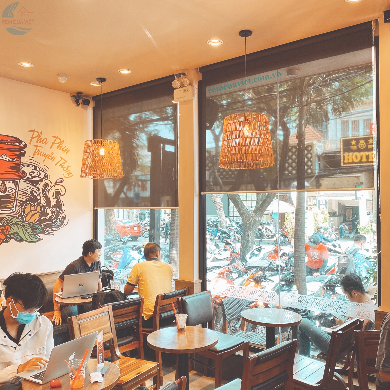 Rèm Cuốn Cho Quán Cafe - Những mẫu rèm cuốn dành riêng cho quán cafe